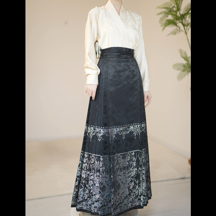 「Cloud Moon」 – Song Dynasty Pair-Collar Airplane Sleeve Hanfu | Daily Set with Horse-Face Skirt | Spring & Summer - Image 6