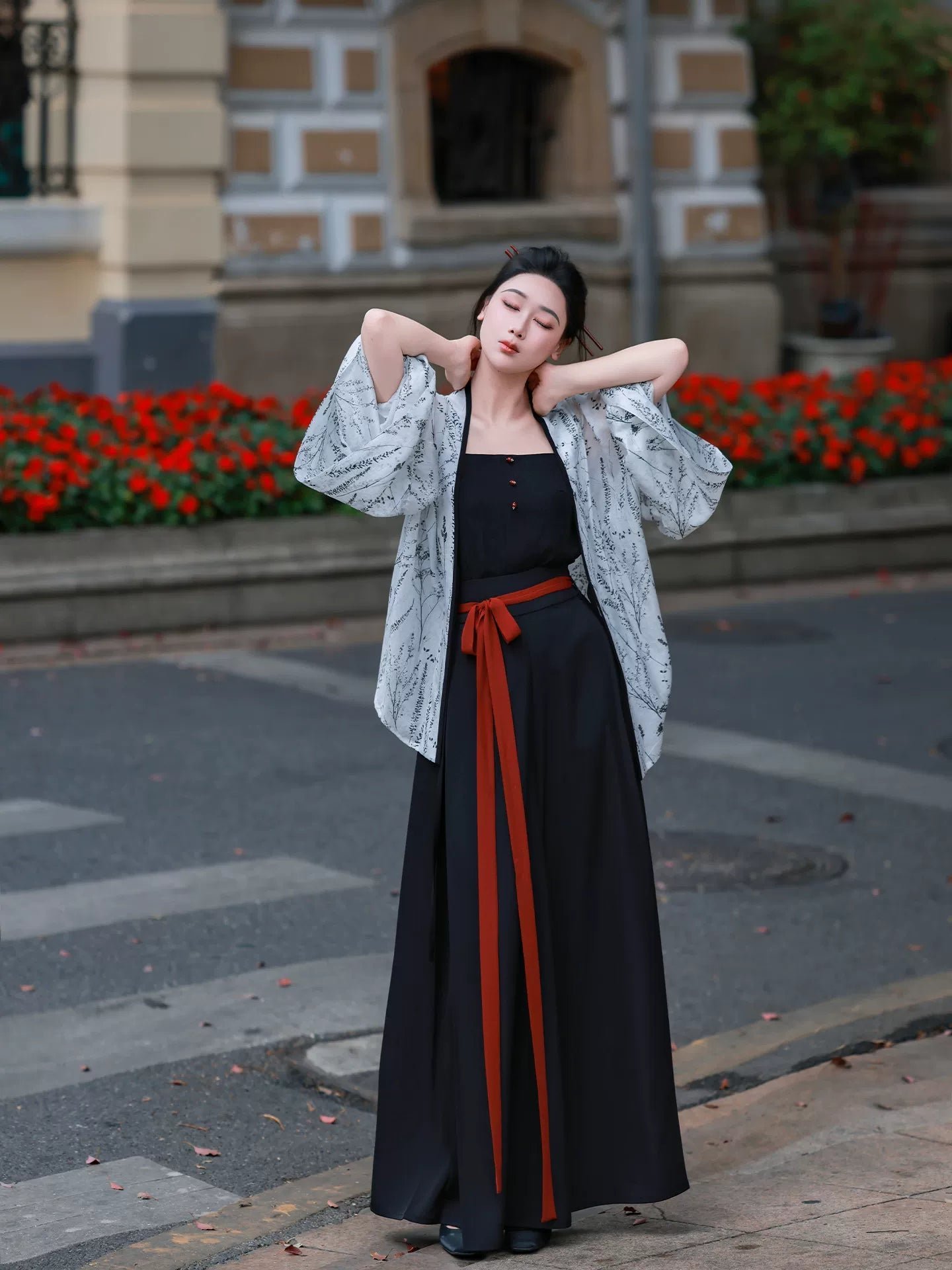 "Xuanmo" Ink & White Hanfu Set | New Chinese Style - Image 3