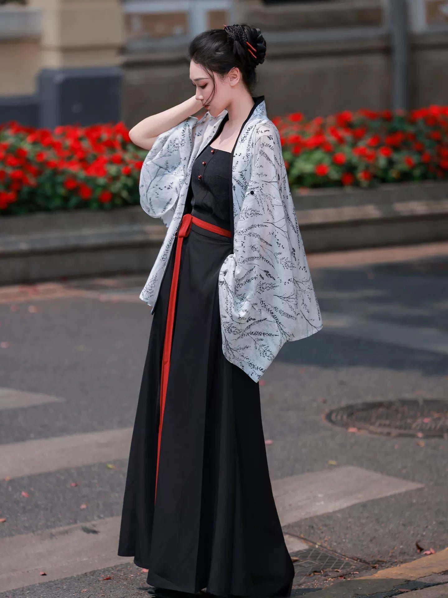 "Xuanmo" Ink & White Hanfu Set | New Chinese Style