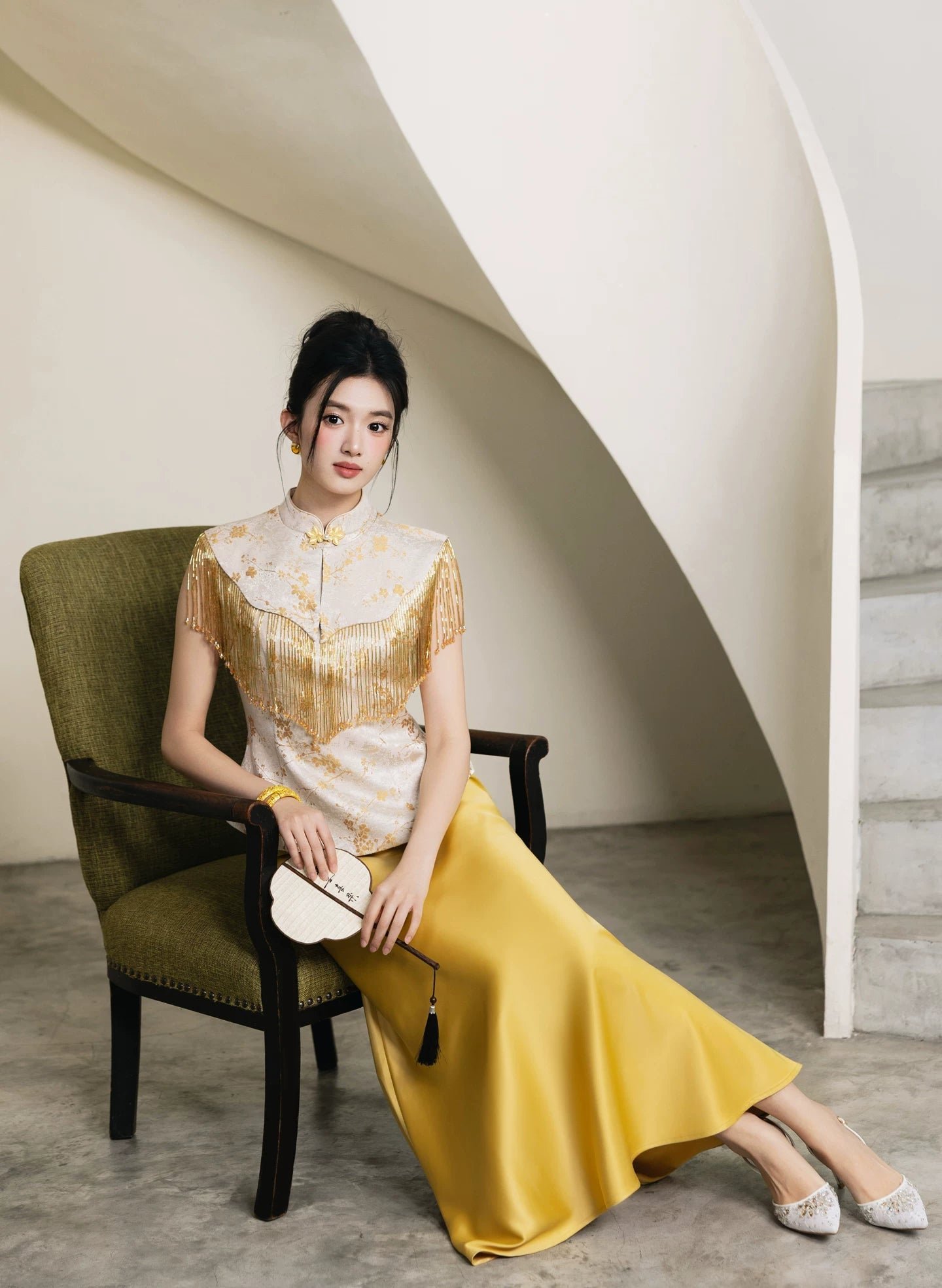 Xingle Golden Jacquard Vest Cheongsam Set | Modern Chinese Bridal Dress with Fishtail & A-Line Skirt - Image 4