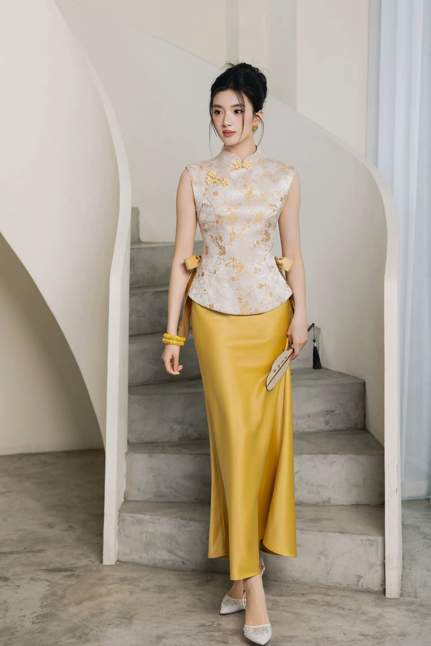 Xingle Golden Jacquard Vest Cheongsam Set | Modern Chinese Bridal Dress with Fishtail & A-Line Skirt - Image 3