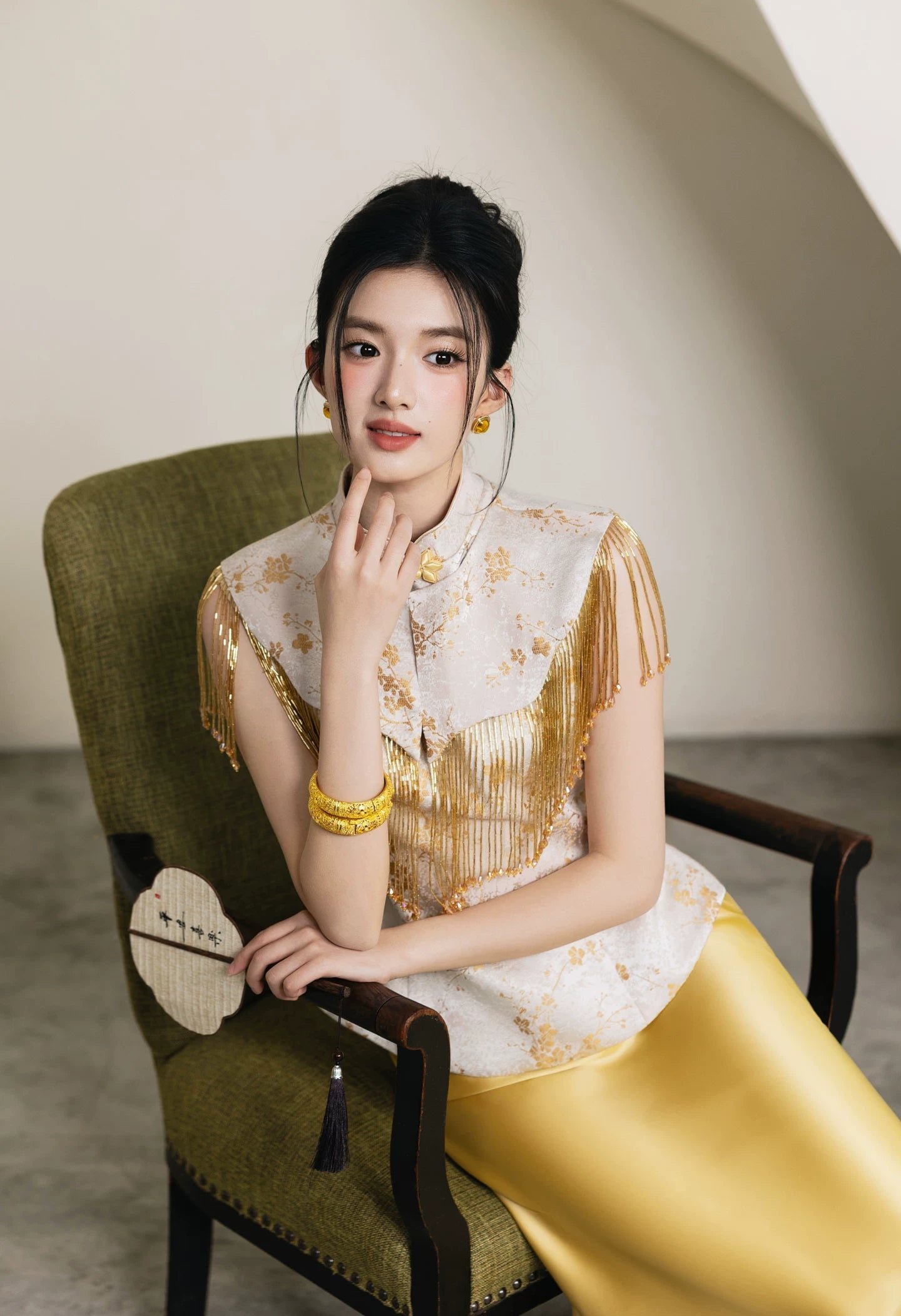 Xingle Golden Jacquard Vest Cheongsam Set | Modern Chinese Bridal Dress with Fishtail & A-Line Skirt - Image 5