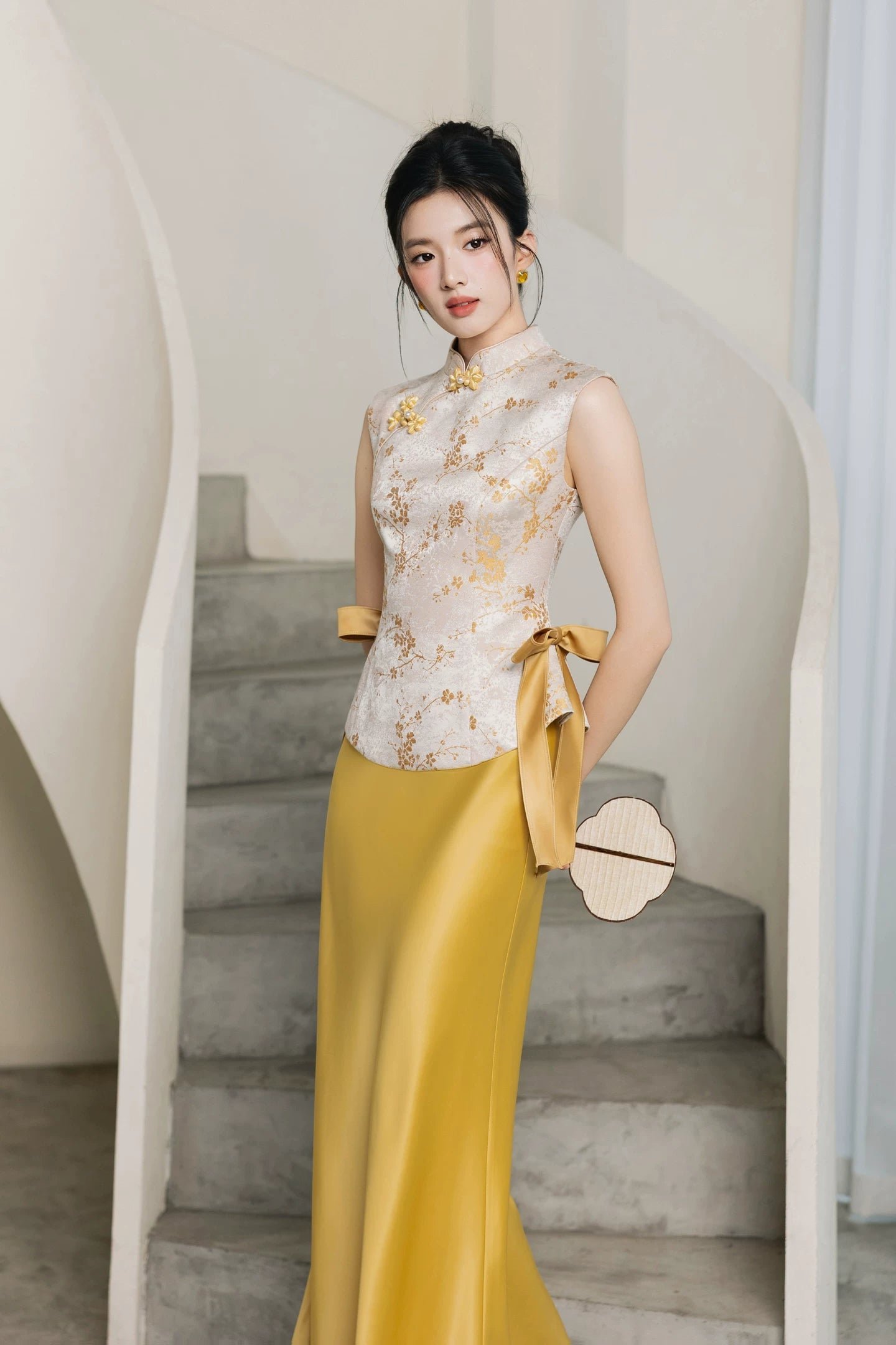 Xingle Golden Jacquard Vest Cheongsam Set | Modern Chinese Bridal Dress with Fishtail & A-Line Skirt - Image 2